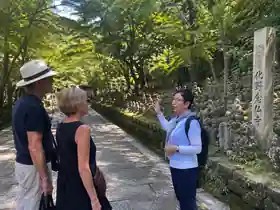化野念仏寺でお客様をご案内する北尻ガイド